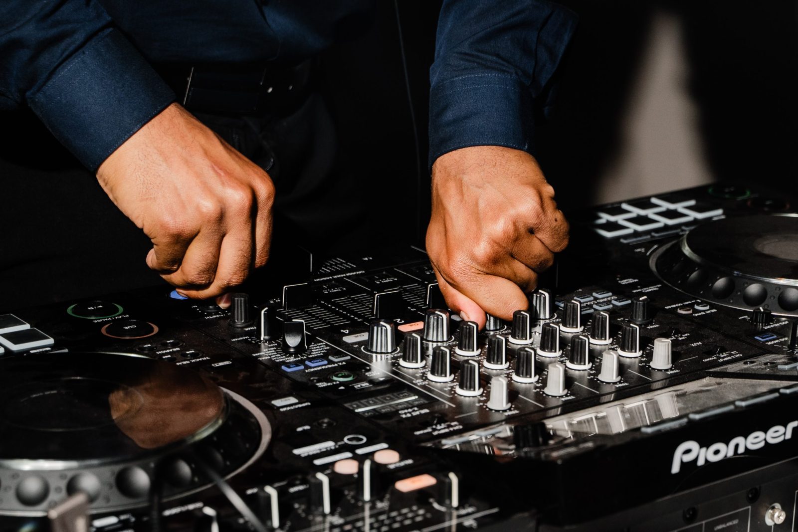 David Hodonou aux platines, gros plan sur le mix